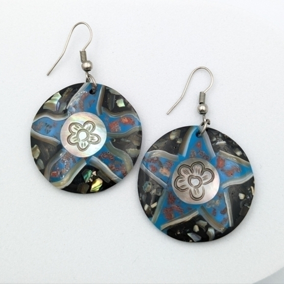 Round hand crafted shell earrings inlaid in black - Picture 2 of 5